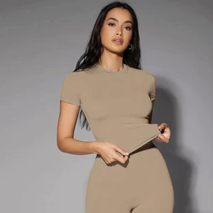 Topp - En super snygg topp i en beige färg, har en likadan i svart och den är super skön! Strl M! Kan postas eller hämtas i Åmål!!  Frakt - 45kr