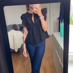 Volang topp mango  - Säljer min super fina volang topp från mango i storlek XS, den är köpt i Spanien för 300kr men säljer för 200kr, prislapp kvar och därmed aldrig använd🫶🏻 säljer för 200kr och frakt 