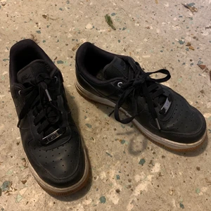 Nike air force 1 - Ett par marinblå Nike Air Force i strl. 36,5. 