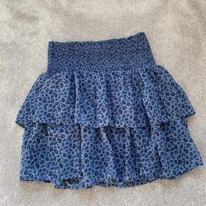 Säljer denna super söta volang kjolen från Kappahl. Den är i fint skick, nästan alldrig använd🫶 kontakta mig vid intresse💞 köpare står för frakt🥰