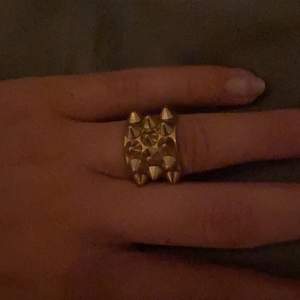 Säljer denna ring från Edblad då den tyvärr e lite liten för mig, typ helt oanvänd och ser ut som ny ❤️‍🔥❤️‍🔥 Inga defekter alls! 