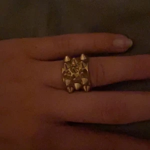 Peak ring gold - Säljer denna ring från Edblad då den tyvärr e lite liten för mig, typ helt oanvänd och ser ut som ny ❤️‍🔥❤️‍🔥 Inga defekter alls! 