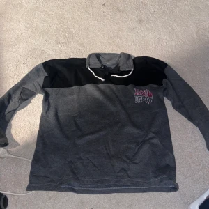 Gray sweater with collar - This is a gray and black sweatshirt with a small collar in the size M/L. I thrifted it a while ago and have not found myself grabbing for it. Im not to sure about what the brand is or the exact size. I hope it will  find a new owner who appreciates its !