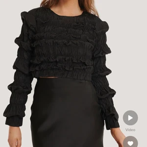 Svart topp från NA-KD - Svart top från NA-KD med olika detaljer, köpt för 599kr men säljer då den inte används längre.🤩