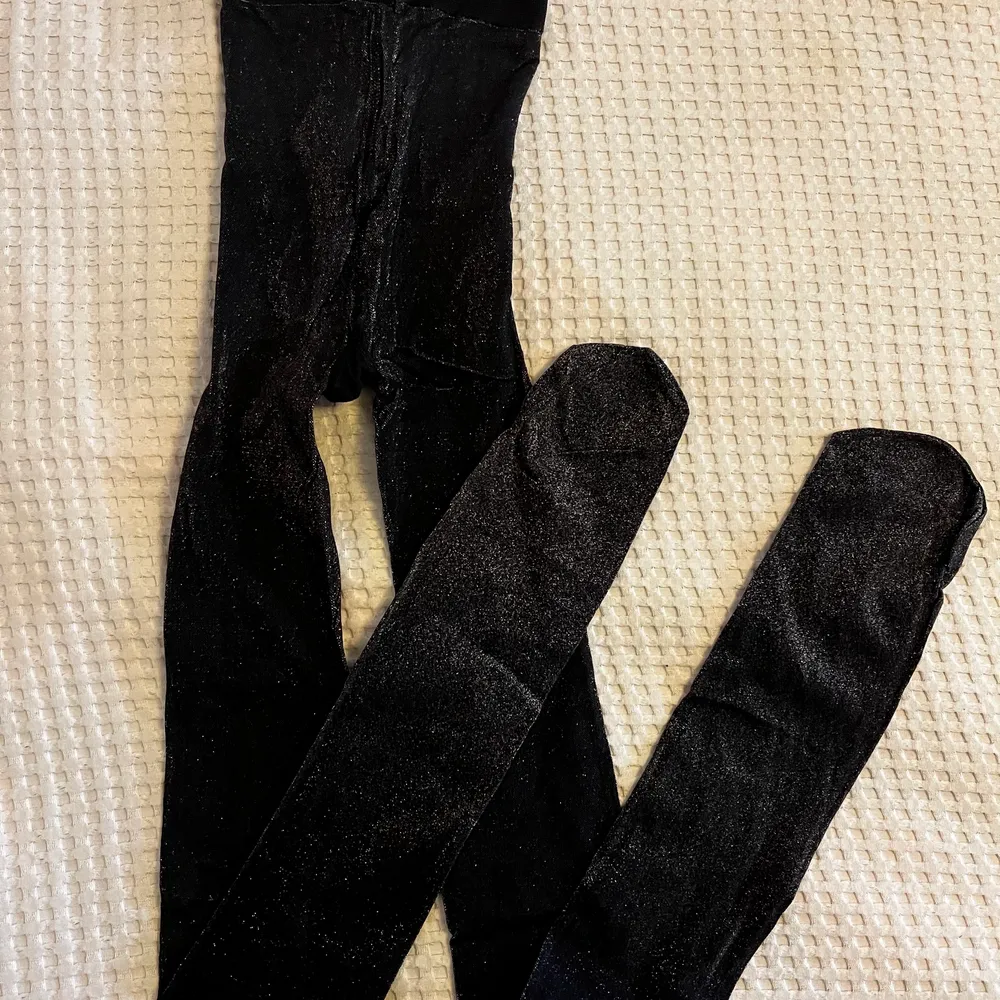 Säljer dessa svarta och glittriga strumpbyxor som aldrig är använda.   Skriv gärna för fler bilder!🌸. Övrigt.