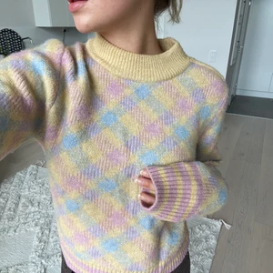 Stickad tröja Zara - Superfin stickad tröja från Zara som inte säljs längre. Tröjan är i superfint skick och är näst intill oanvänd. Tröjan är i stl L men passar mig perfekt som vanligtvis har S. (Väldigt liten i storleken) 💕