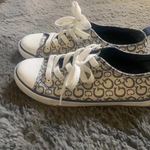 Guess skor  - Säljer nu mina så snygga guess skor i storlek 39 har änvänt en gång men ej mer💕säljer för 250 kr. Orgnal prisa 999