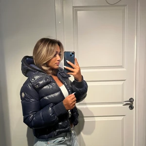 Mörkblå Moncler jacka - Snygg äkta moncler jacka i en gammal modell i storlek xs/s Är min mammas gamla så tyvärr finns inte kvittot kvar därav pris, kan tvätta den innan om man vill, priset kan diskuteras, startat budgivning då många var intresserade💞