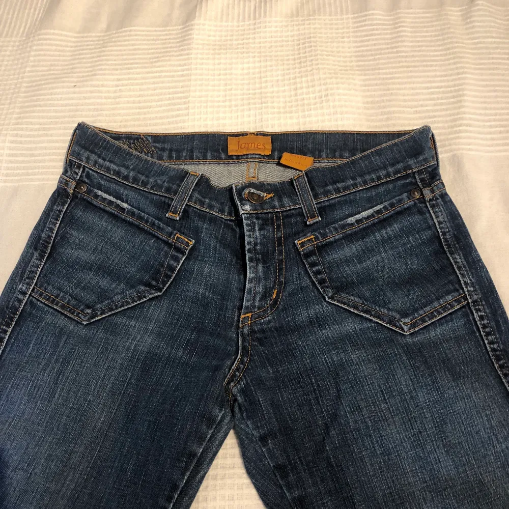 Syper snygga low waist mörk blåa jeans som tyvärr inte passar längre, köpta här på plick sen tidigare. Jeans & Byxor.