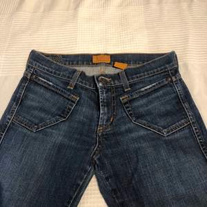 Syper snygga low waist mörk blåa jeans som tyvärr inte passar längre, köpta här på plick sen tidigare