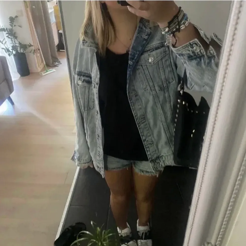 Säljer nu min så snygga jeans jacka perfekt nu till hösten 💘storlek M och säljer för 299 skriv privat vid intresse . Jackor.