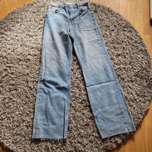 Zara jeans - Ett par Vanliga zara jeans i storlek 34. Köpt för 400