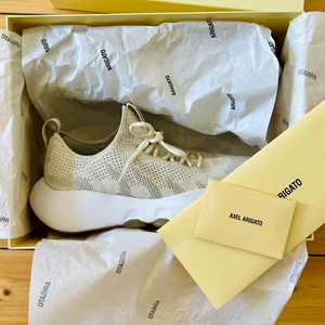 Axel Arigzto sneakers Apex Flesh Runner  - Almost like brand new. Too big for me so didn't wear them more than twice. Very great conditions. Comes with box and receipt