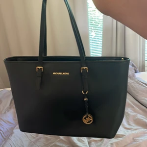 Michael kors väska  - Michael kors väska, knappt använd. Från 2019. Axelremsväska. Höjd är 28cm, längd 38, djup 15 cm