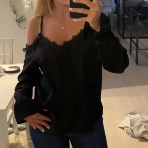 Off-shoulder tröja - Off shoulder topp i silkes liknande material