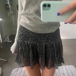 Glittrig zara kjol - Trendig kjol från zara. Insydd till en storlek M. 200 kr eller bud, köparen står för frakten💗 TRYCK INTE PÅ KÖP DIREKT köp direkt för 300