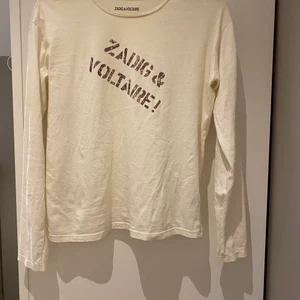 Zadig tröja - Långärmad zadig tröja i storlek S.  Passar mig som har storlek S men på gränsen till XS.  Knappar på vänster Axel som går att knäppa upp men är inte särkilt synliga. Tröjan är i fint skick och använd 1-2 gånger. 