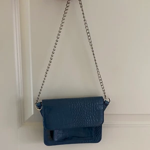 Hvisk väska - Jättefin väska från hvisk. Kommer med både det långa bandet och en kedja jag satt på. *Käparen står för frakt.