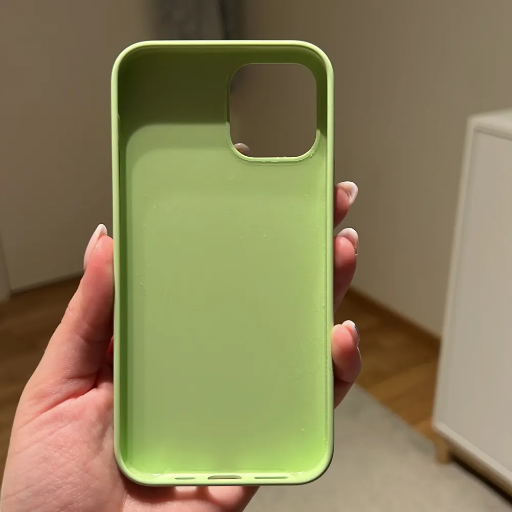 Holdit mobilskal i fin ljusgrön/mintgrön färg. Passar till iPhone 12. Som nytt, använt ca 2 gånger💚😃 nypris 149. Accessoarer.