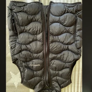 Svart peak väst, st 160, men som en vanlig S/M - En svart peak performance väst (ballon modell) st,160 men är som en S/M. Säljer för jag växt ur den och för att den knappt användes. (Skriv för fler bilder, information osv)