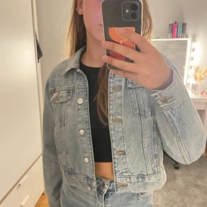 Jeans jacka - Oanvänd jeansjacka Köpare står för frakt 