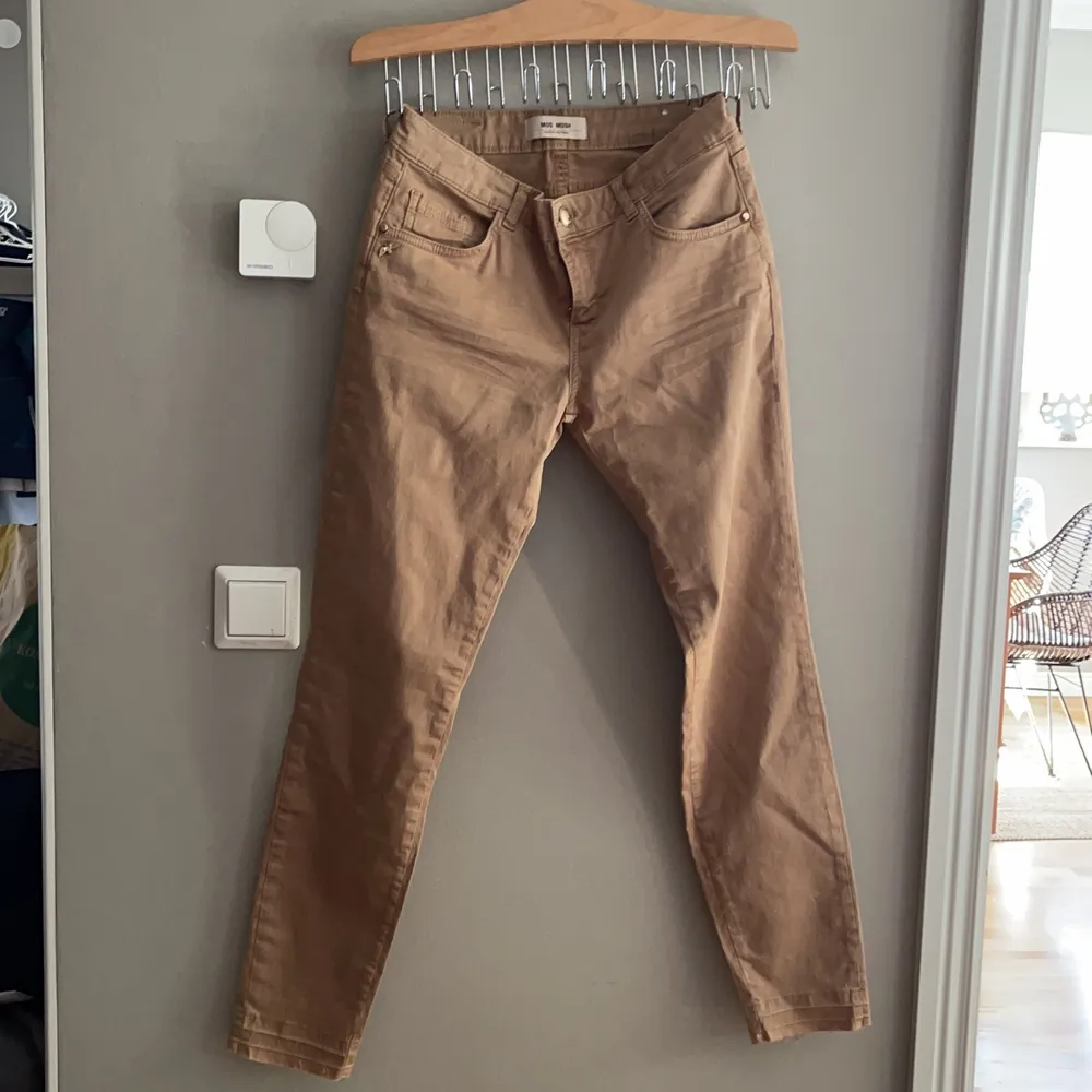 Mörkbeigea jeans från Mos Mosh storlek 28. Aldrig använda, fina detaljer nere vid ankeln och vid bakfickorna. . Jeans & Byxor.