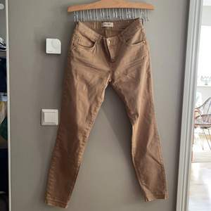 Mörkbeigea jeans från Mos Mosh storlek 28. Aldrig använda, fina detaljer nere vid ankeln och vid bakfickorna. 