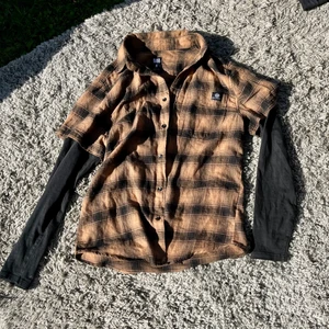 Skjort-tröja  - En snygg tröja där skjortan sitter ihop med de svarta långärmade 