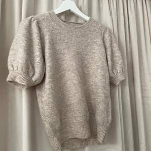 Beige tröja  - Superfin tröja från vero Moda🤍🤍 OANVÄND!! buda BARA om du är säker på att köpa! 