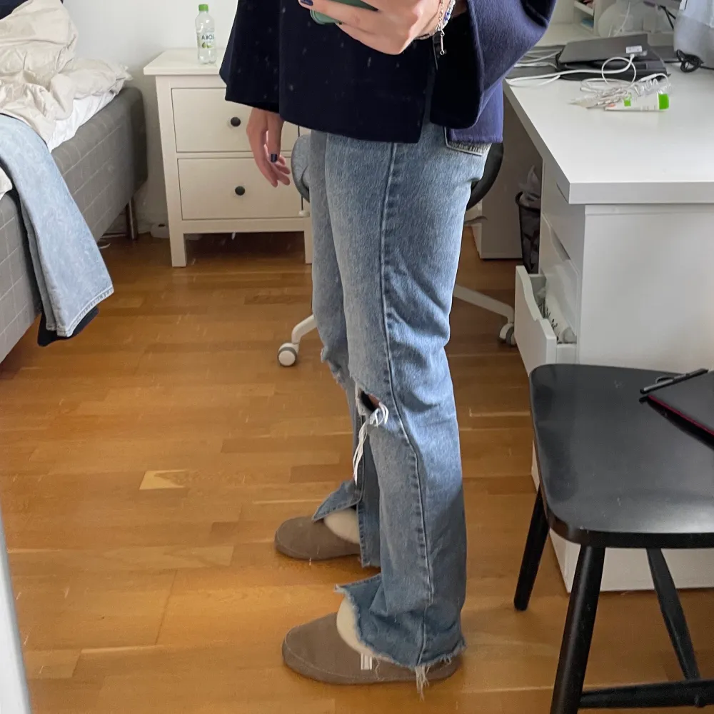 Jeans med hål i knäna, köpt på pull&bear i storlek 36, slits nertill, jag är 175 cm för referens ✨ nypris 449kr . Jeans & Byxor.