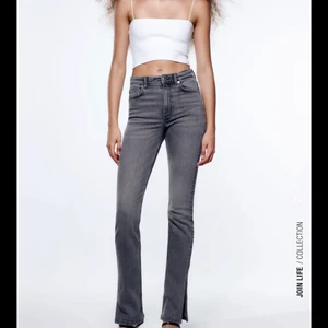 zara gråa jeans  - Zara jeans med slits, skit coola! ord pris ca 399kr, liten skada uppe vid midja (skickar bild vid förfrågan)