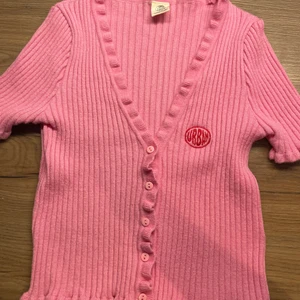 Stickad top från Urban outfitters - Rosa kortärmad stickad söt topp från Urban outfitters Storlek L men känns som S