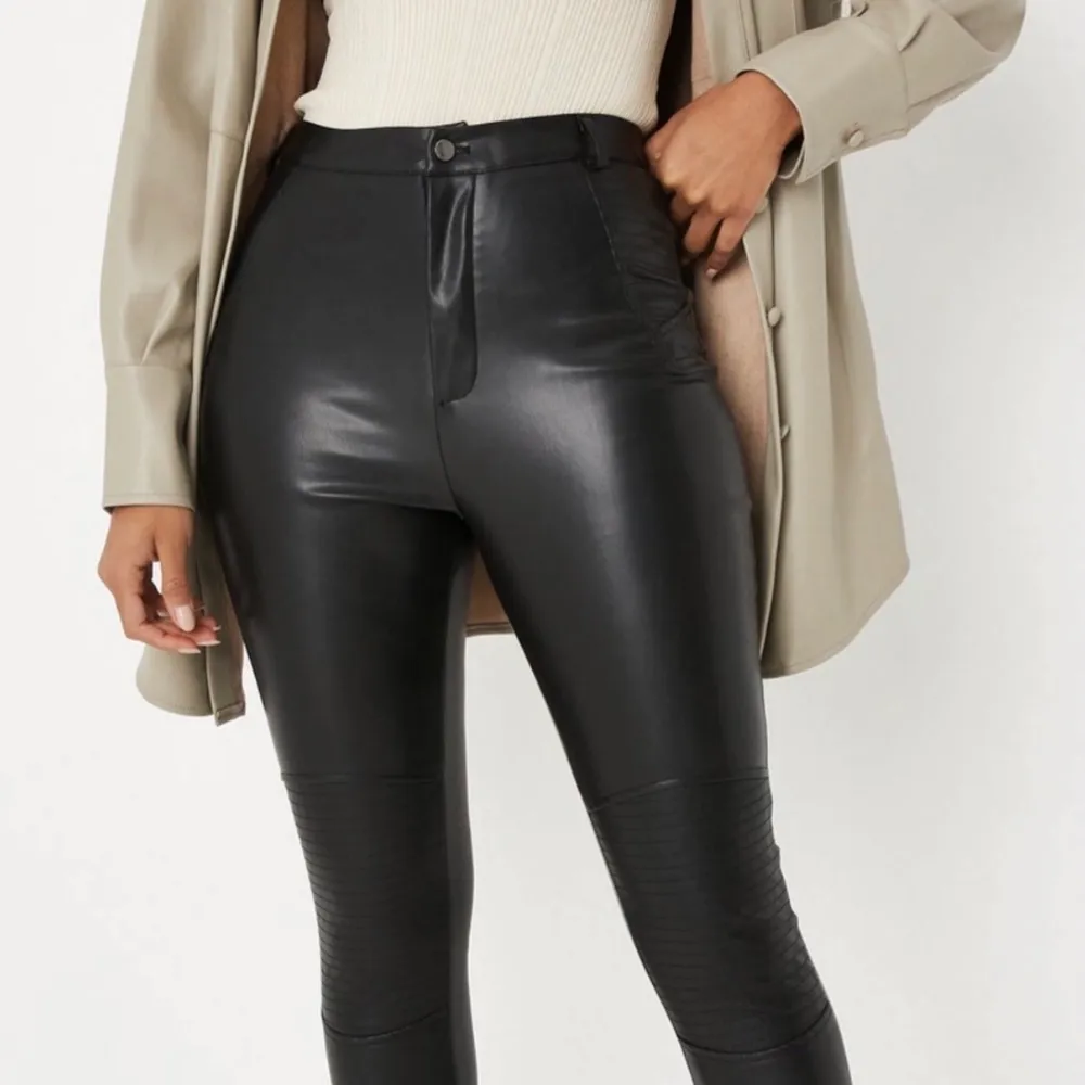 Oanvända svarta skinnbyxor från Missguided i storlek 34. Jeans & Byxor.
