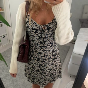 Klänning - Superfin klänning i gott skick, säljer även koftan. Frakt står köparen för.💞