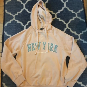 Gina Tricot Hoodie strl S - Säljer min gammelrosa hoodie ifrån Gina Tricot då den är för liten. Köpte den för några år sen men inte alls sliten. Använd kanske 4 ggr. Inte så varm, perfekt för sensommaren. Strl s men ganska liten i storleken. Köparen står för frakten.❤️‍🔥