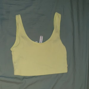 Neon crop top - Grön neon crop top i storlek XS, det är utöjbar och kan andvändas i S och M. 