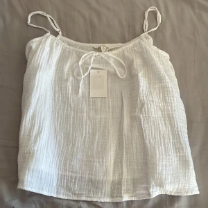 Linne - Superfint linne i storlek M från h&m! Helt ny & oanvänd och prislappen är kvar. Ganska liten i storlek, passar mig som själv vanligtvis har xs. 