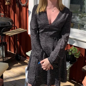 Nelly klänning strl XS - En gammal favorit ska förhoppningsvis få en ny ägare. Jättefin långärmadklänning från Nelly med knytning i midjan. Köptes 2020 men är i fint skick skulle jag säga! Säljs för 100 + frakt eller mötas upp i Uppsala. Pris kan diskuteras vid snabb affär
