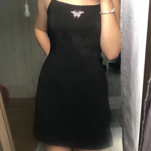 Söt klänning  - Jättefin klänning från h&m i storlek M. Har inte användning för den längre💗