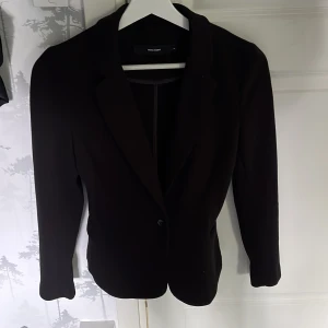 Kavaj från Vero Moda - Säljer min kavaj då jag inte har samma klädstil längre. Kommer inte ihåg vad den kostade men säljer den för 80 kr.