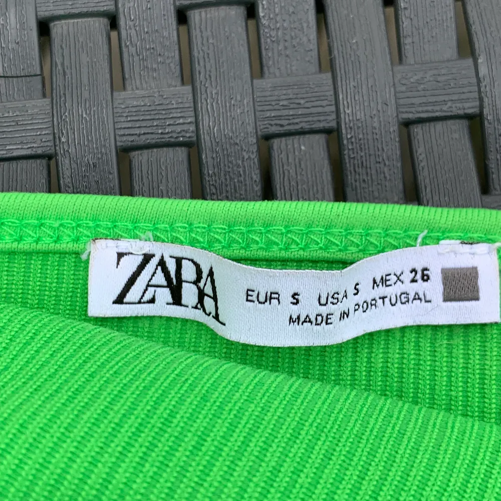 Säljer denna fina gröna topp från Zara i mycket bra kvalitet💚 säljer för 150 kr +frakt . Toppar.