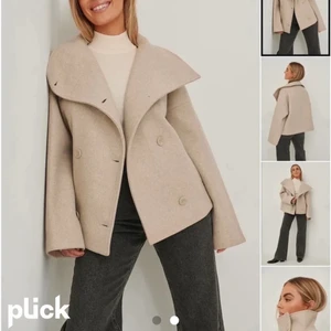 Dubbelbröstad Kappa Nakd - Kollar intresset på min jättefina populära beiga korta kappa från Nakd ❣️ Storlek 34  Perfekt höst och vinter kappa!  Tyvärr har den tappat en knapp som man ser på andra bilden men annars bra skick!  Skriv för fler bilder💗💘💕💞 