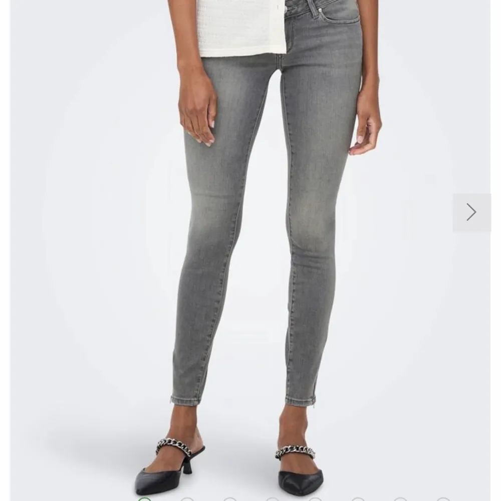 Säljer pga att dem är för små för mig Köpt för 430kr Mid waist . Jeans & Byxor.