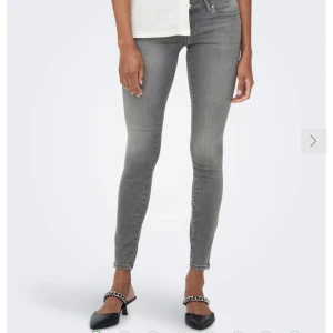 Gråa jeans - Säljer pga att dem är för små för mig Köpt för 430kr Mid waist 