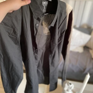 Skjorta  - En skjorta som jag köpt på herr avdelningen på New Yorker, använd få ggr! I fint skick! Strl L!  Frakt - 45kr 