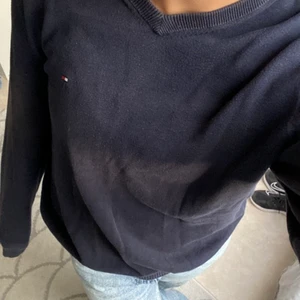 Tröja - ‼️SÅLD‼️ Så snygg tröja, perfekt för hösten. Från Tommy hilfiger i storlek M. Köparen står för frakt. Tryck inte på köp direkt utan kontakta mig istället.