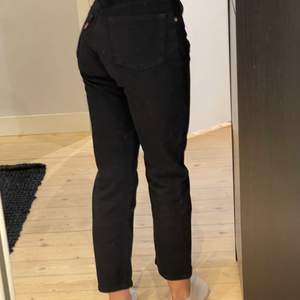 Säljer dessa svarta jeans från Levi’s då de är för korta för mig. Superfint skick!  W23 L26