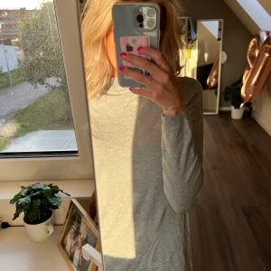 Stickad klänning - En superfin stickad klänning, aldrig använd, vet inte heller vart den är från. Storlek xs. Pris 60kr