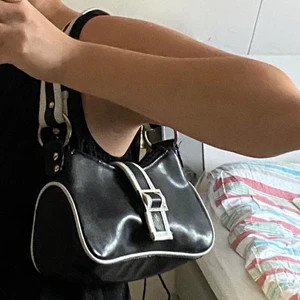 Väska - Svartvit liten men rymlig väska med randiga band. Lite slitage finns. 