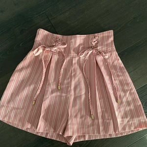 Höjmidjade shorts  - Ser lite ut som en kjol men är shorts. Från guess storlek xs